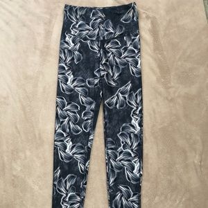 🖤💗XS FLORAL GRAY LEGGINGS🖤💗
